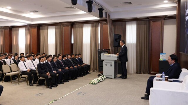 A round table discussion was held on the topic "Combating ignorance with enlightenment."