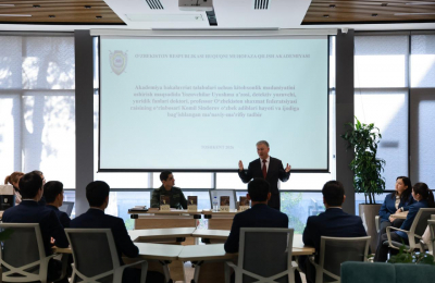 kniga-kak-osnova-professionalnogo-myshlenija-vstrecha-studentov-akademii-s-detektivnym-pisatelem